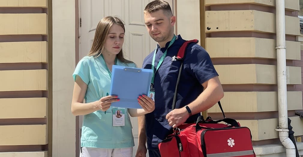 Бригада готується до виїзду до пацієнта з ішемічною хворобою серця