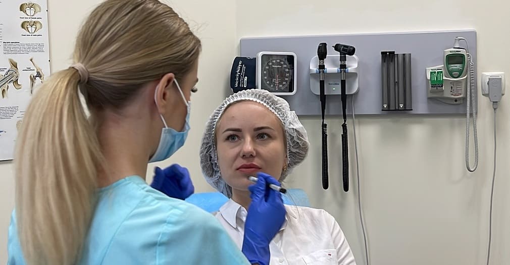 Консультация пациентки перед обследованием по поводу отита