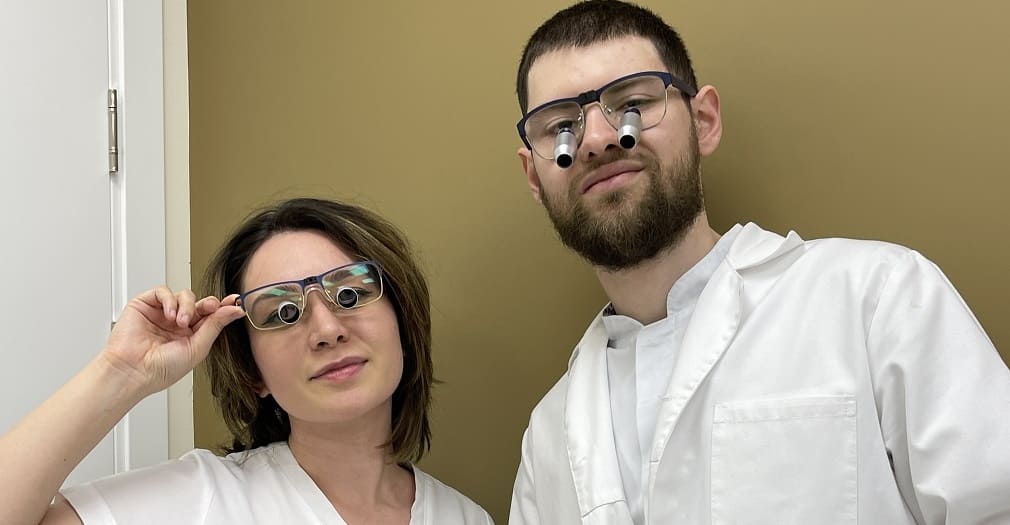 Лікар отоларинголог готується до консультації пацієнта