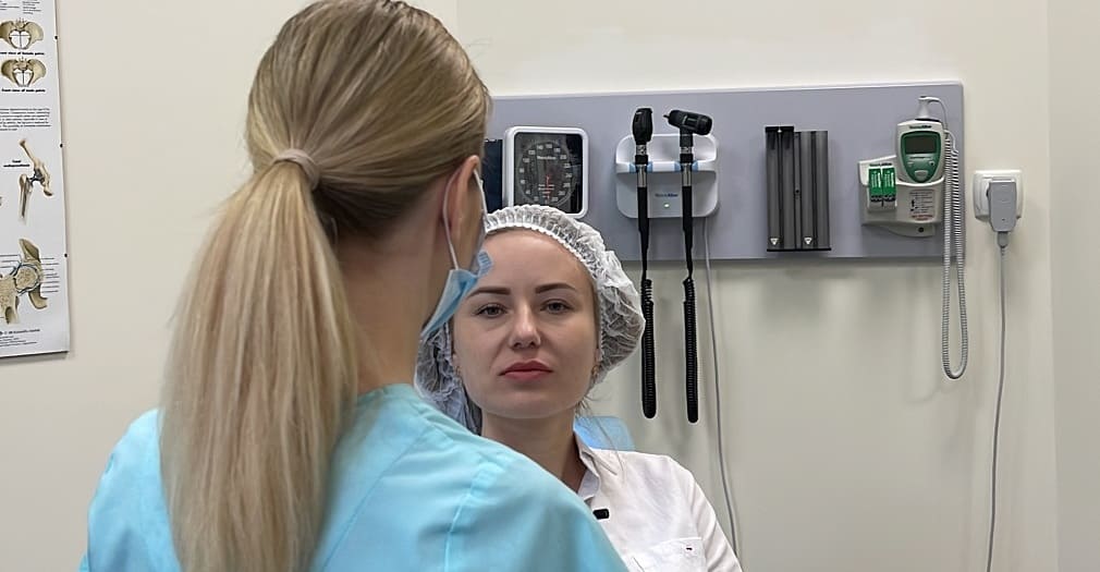 Врач рассказывает симптомы синусита пациентке